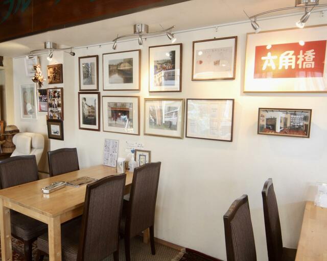 【サリサリカリー】謙司さんの写真も壁面に展示されている