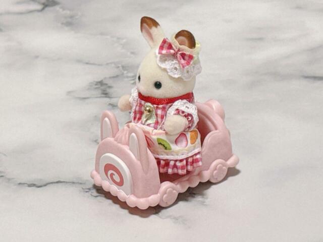 ショコラウサギの赤ちゃんを乗せてみました。かわいすぎる〜!