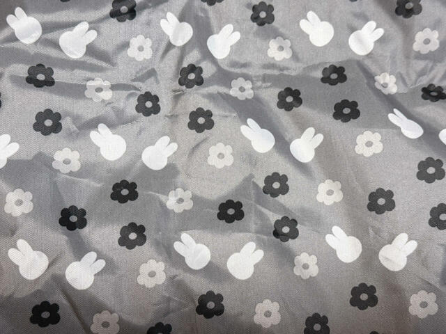 裏地はかわいいミッフィーのお顔シルエットとお花の総柄。モノトーンカラーなので大人っぽく◎