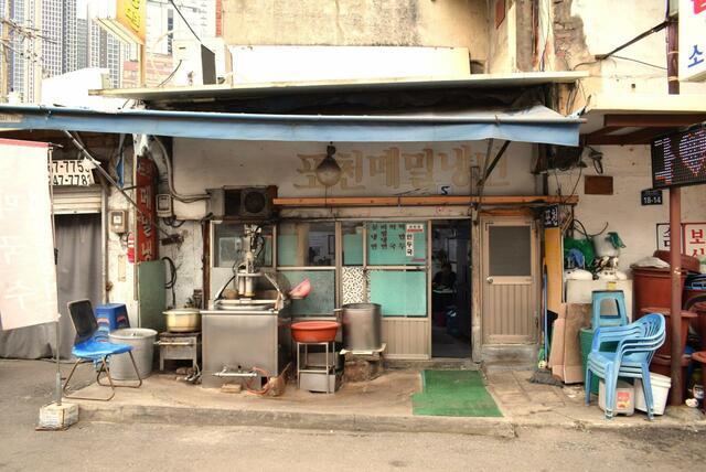 外観も年季が入っている「抱川メミル冷麺」。地下鉄1号線清凉里駅の1番出入口を出て歩道をそのまま進み、最初の角を右折。100メートルほど行ったところにある5つ目の角を左折した左手にある　