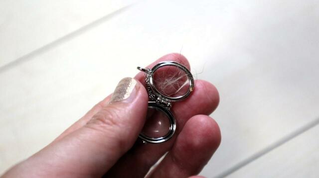 上手くできるか…毛を入れてみます【フェリシモ 猫部  猫毛を入れられるロケットペンダント】