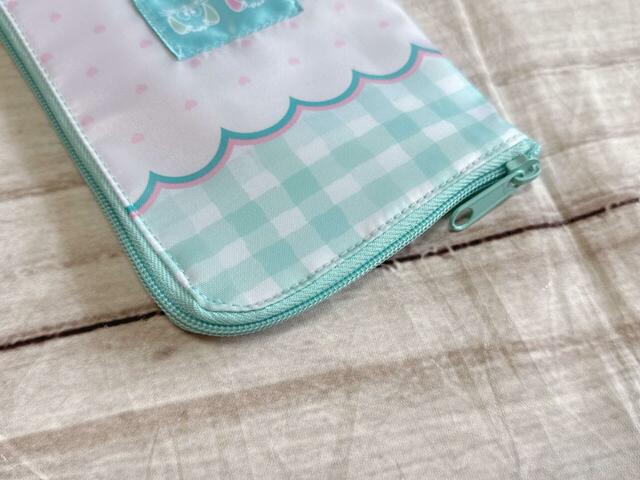 L字型のファスナーで開閉する仕様