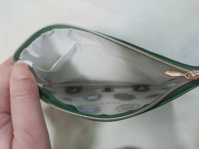 ポーチの中には2つのポケットつき