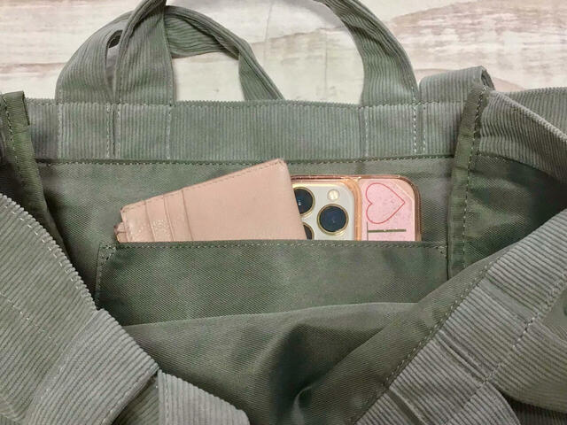 ポケットはスマホやフラグメントケースを入れるのにぴったりなサイズ感