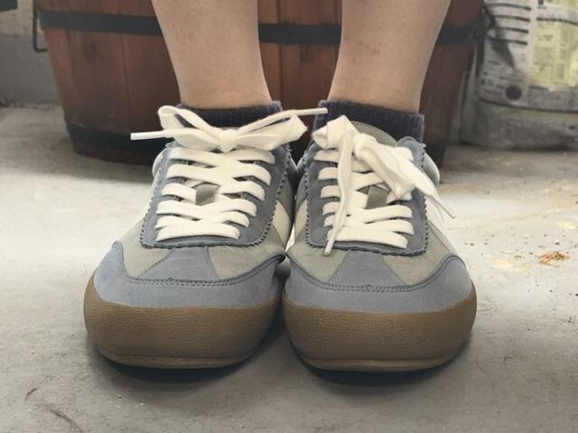 【GLOBAL WORK エアかるクラシックスニーカー】足裏がぐっと沈み込むような感じで反発力は控えめですが、そのぶんやさしい履き心地です