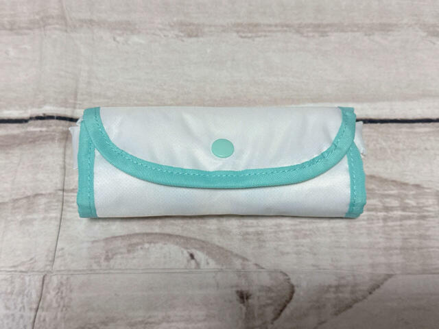 フラップでコンパクトに折りたたんでまとめられるので持ち運びに便利！