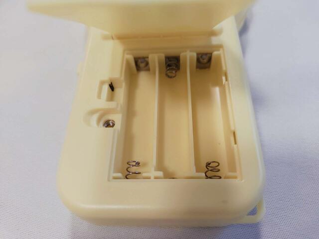 電池を入れる部分が出てくる