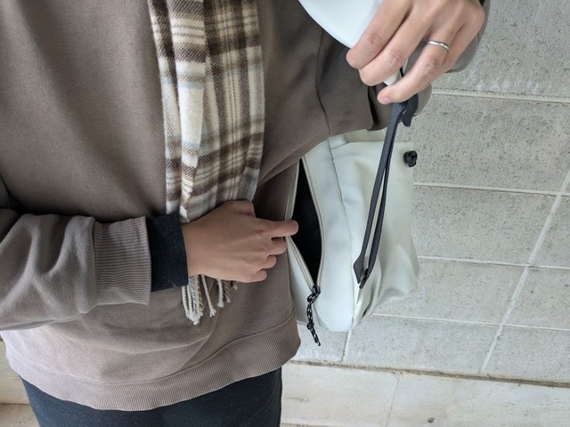 【OFAMOUS リュック】左の背中側には薄い財布やカギなど小物が入るファスナー付きポケットもあります♪