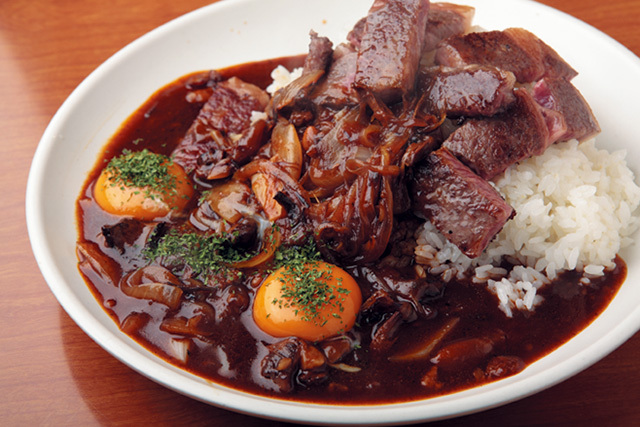 洋食の店 もなみ（大阪／谷町六丁目）　ハヤシライス 1400円 肉厚の和牛ステーキが一枚使われた贅沢な一品がこちら。特製ルーと上質な肉の相性は抜群だ。