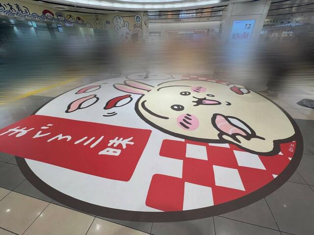 まぐろ三昧なうさぎ。人が通らない瞬間を狙って撮影してくださいね!