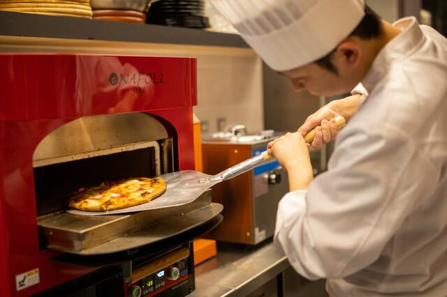 「石窯オーブンで焼き上げるピザ」＜期間：2025年12月1日～2026年1月14日＞【クリスマス期間限定で「牛フィレ肉のロッシーニ風」が登場♪ホテルメトロポリタン川崎で「ウィンターボヤージュビュッフェ」開催】