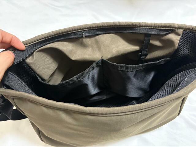 【ワークマン　リュックに変身ショルダーバッグ】ショルダーバッグは中にポケットが2つあります