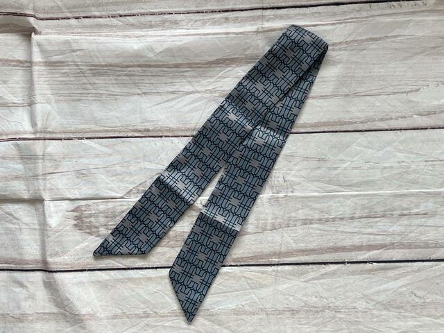 ミッツァ風のリボンのような細長い形状のスカーフ