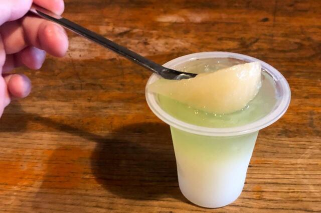 【無印良品 ２層のゼリー 洋梨＆ヨーグルト味】ゴロっと大きい洋梨の果肉はざらっとした食感でゼリーの食感とのコントラストが美味しい