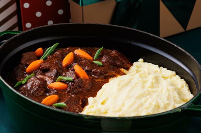 「牛肉の赤ワイン煮込みとマッシュポテト」<期間:2025年11月4日~12月25日>【USJオフィシャルホテルで贅沢なひとときを♪聖夜を彩る“華やかなごちそう”が揃う「クリスマスブッフェ」開催!】