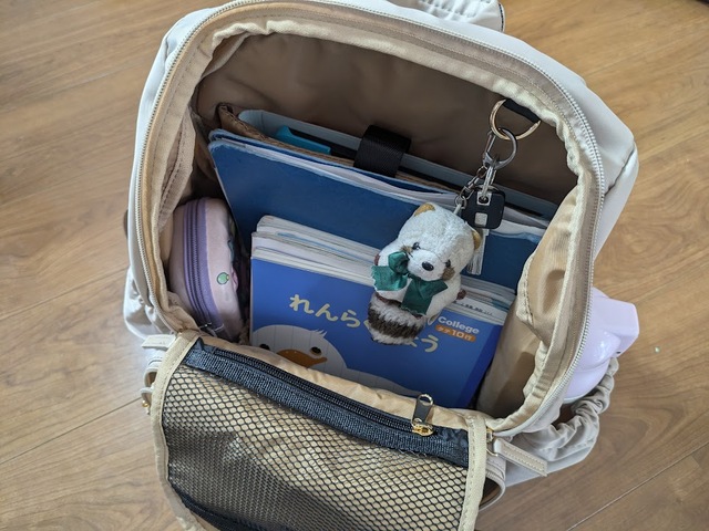 【ハニーズ 機能性多ポケットリュック】上部にはDカンフックがあり、カギなどを吊るしておけます