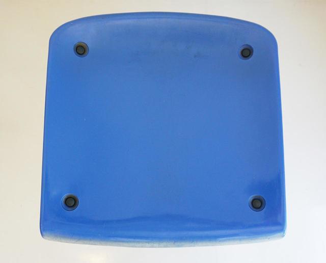 かつて明治神宮野球場で使われていたスツールそのままの座面