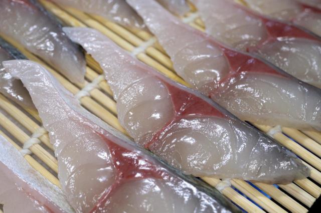 脂がのったサバの刺身はキラキラと光り輝いています……！
