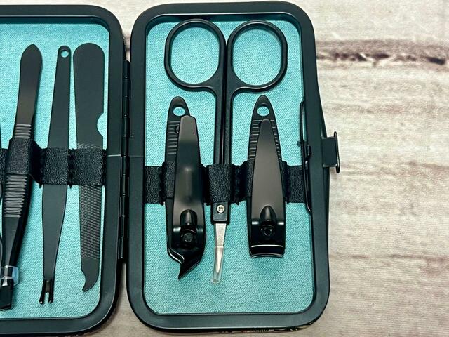 右側には鋏と爪切り類が入っています