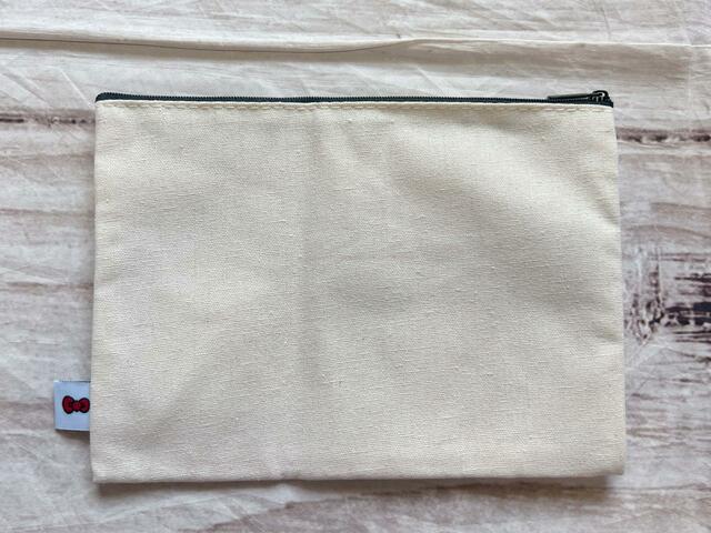 バックは装飾がないシンプルなデザイン