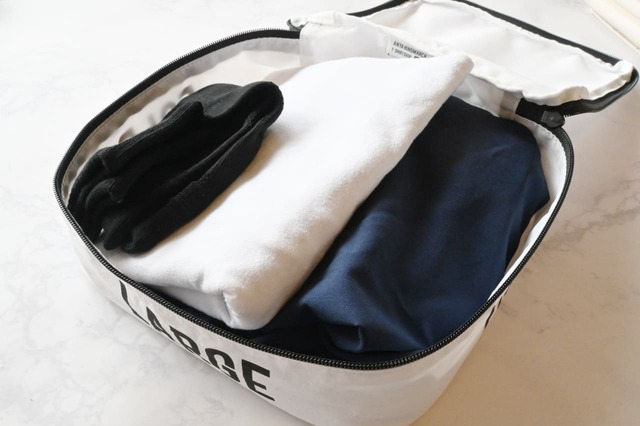 【ユニクロ×ANYA HINDMARCH「スクエアポーチ」】薄手のスカート、Tシャツ、靴下を入れて。夏場の一泊分の着替えなら入りそう。
