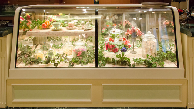 東京ディズニーランドホテル「シャーウッドガーデン・レストラン」店内