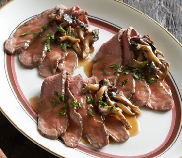 〈ＲＦ１〉牛肉のグリル　霜降りひらたけのロースト添え