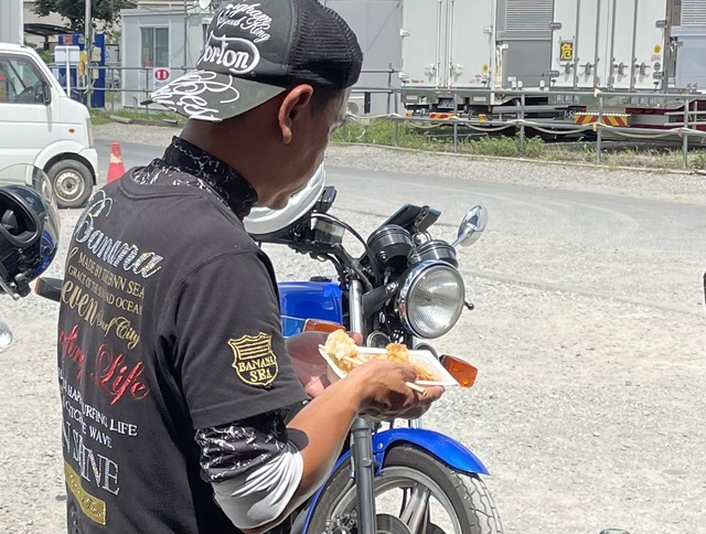 【中古タイヤ市場 相模原店】ラーメンとハンバーガーを食べた〆に、かつ丼を平らげ、バイクで水戸へ帰っていきました