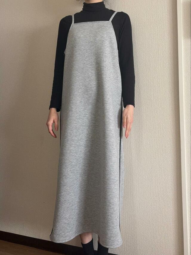 【coca ソフトスウェット サイドラインキャミワンピース】丈は長めで、身長170cmの筆者でも裾がすねの下あたりの位置になります