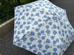 【ニトリ 晴雨兼用折りたたみ傘(55cm フラワーBL)】UVカット率も90%以上!