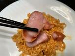 【ブルダック炒め麺(袋)】ソーセージをトッピング!