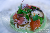 ゆかりを纏ったタコとサザエ、フルーツトマトの 　冷製カッペリーニ 青しそのソース｜“ディズニー夏祭り”エンパイアディナー 10,000円｜ディズニーアンバサダーホテル「エンパイア・グリル」