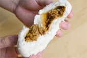 ローソン「肉まん」。税込み120円。220kcal。餡には豚肉の肩ロースと腕肉を使用。