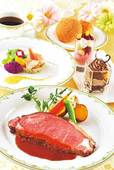 東京ディズニーシー　【S.S.コロンビア・ダイニングルーム】スペシャルランチコース 3390円～5000円 ローストビーフをメインに、グラスデザートの中から2品を選択（2015.4/1～6/23）。※写真は3760円のコース ©Disney
