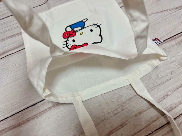 内側にはポケットなどはないシンプルな作り