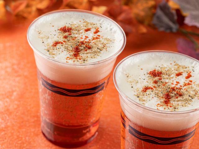 ビアカクテル(カシスシロップ&ミックススパイス) 780円|提供店舗:東京ディズニーシー「バーナクル・ビルズ」|東京ディズニーリゾート「ディズニー・ハロウィーン」2022スペシャルメニュー