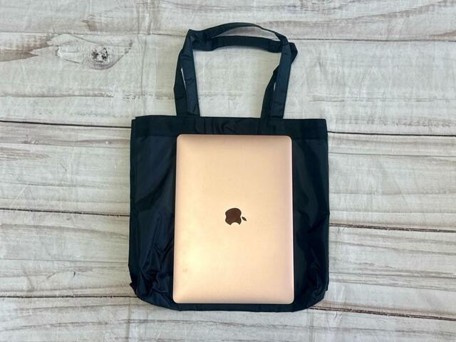 13インチのMacBook Airもラクラク収納可能