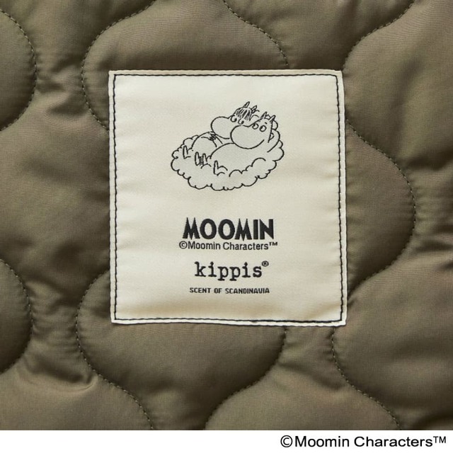 【『ムーミン×kippis たっぷり入る！ ふわ軽キルティングトートバッグ 限定デザイン』（宝島社）】光沢感のある織りネーム♪