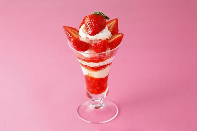 福岡県産苺“あまおうグランデ”のパフェ