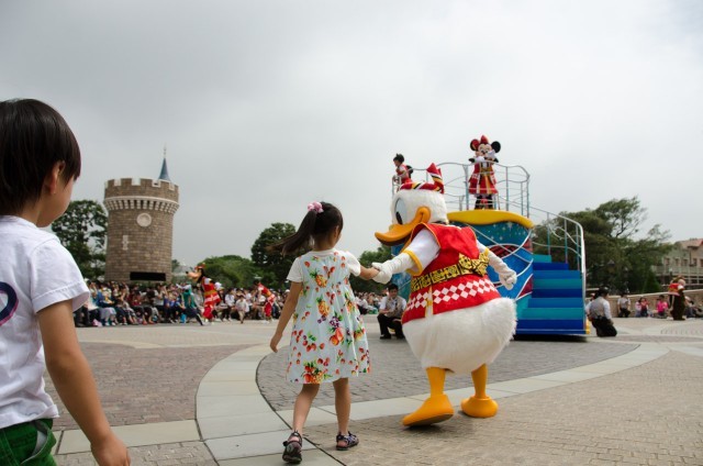 子どもを誘うやさしいドナルド