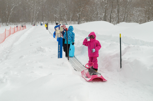 スノーエスカレーター完備で楽々｜たんばらスキーパーク「たんばランド」
