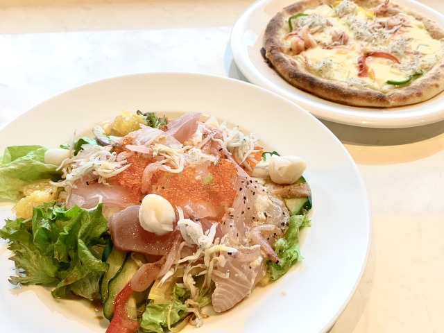 お刺身やマリネ、サラダ野菜などを組み合わせてオリジナル散らし寿司を作ってみた！