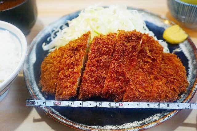 「とんかつ 衣浦」　ロースかつ定食　とんかつの幅は約17cm