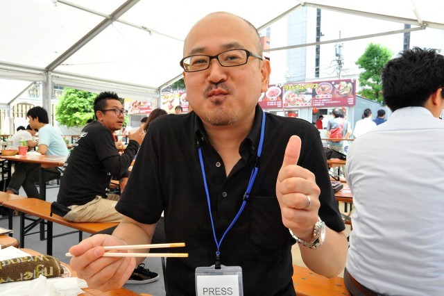 激辛グルメ祭り／残った1つを安心してほおばるライター矢口 