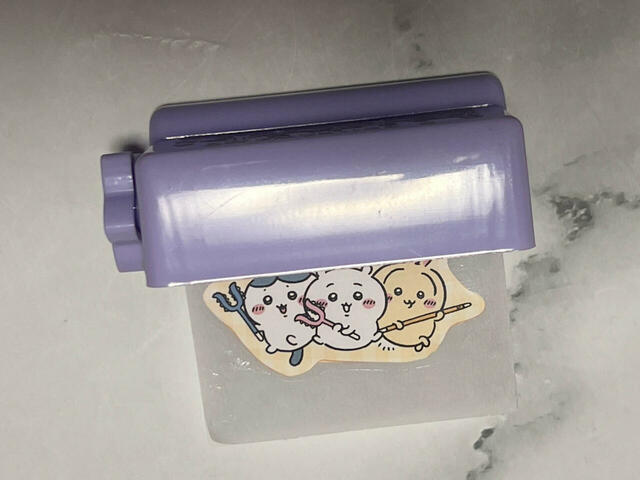 【ちいかわシールメーカー】シールメーカーの背面の差し込み口にシールを差し込みます