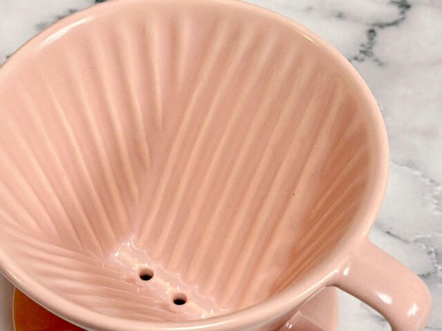 側面の溝には、注いだお湯がコーヒー粉にしっかり浸透しスムーズに流れるよう、下へ行くほど深くしています