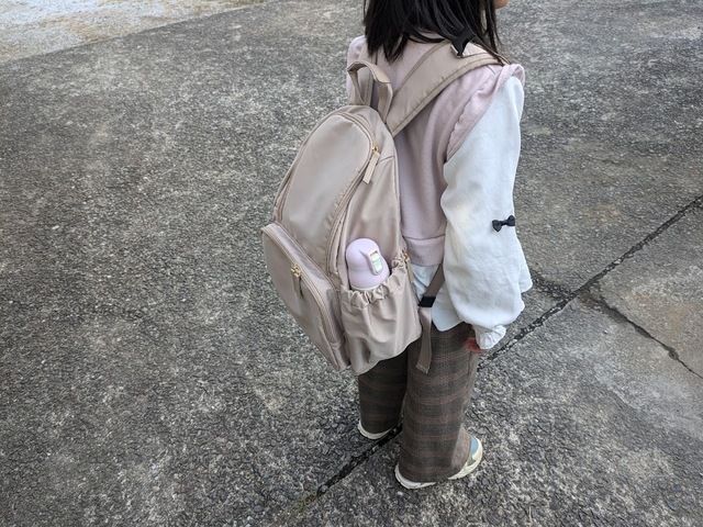 【ハニーズ 機能性多ポケットリュック】約560gと軽いので、子どもとシェアすることもできそう(身長約130cm)