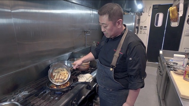 ザルにあげた野菜や油揚げなどを戻し入れる