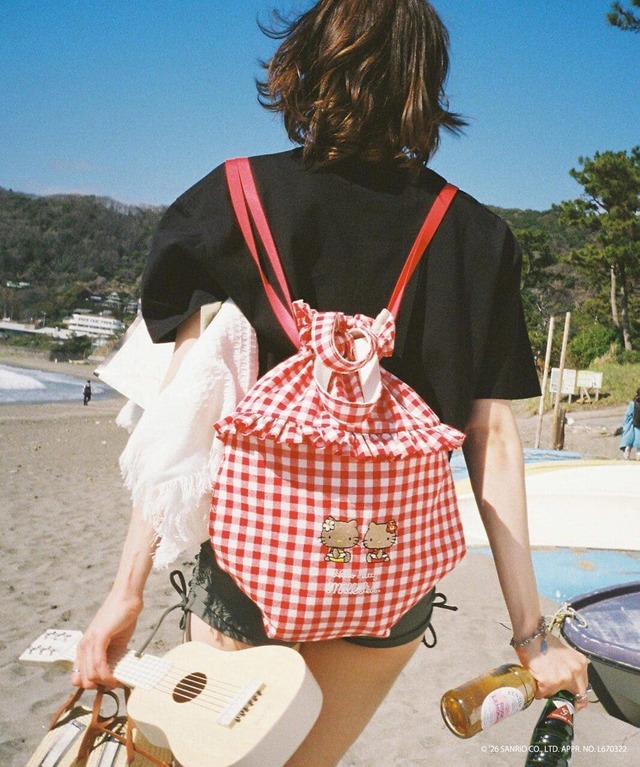 【MILKFED.×ハローキティ】ギンガムチェックが目を惹くナップサック