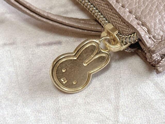 収納スペースはファスナーで開閉する仕様。引き手のミッフィーチャームがかわいい！